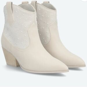 NWT MIA Cowgirl Booties Off-White Cream Pearl Studded Western  Block Heel 9.5